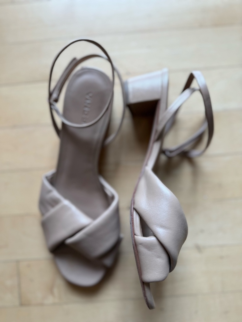 VINCE. tan twisted puffy front with a skinny velcro ankle strap,8.5 CB2701 - Picture 3 of 6